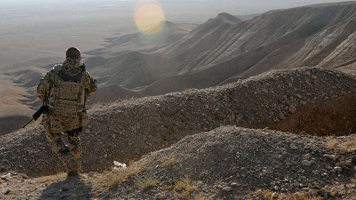 солдат стоит в дневное время, Афганистан, солдат, бундесвер, оружие, война, пустыня, гора, HD обои