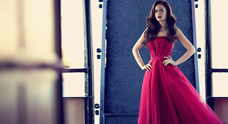 robe bustier rouge pour femme, Fahriye Evcen, actrice, robe, cheveux longs, Fond d'écran HD