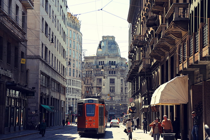مبنى خرساني أبيض ، طريق ، آلة ، المدينة ، الناس ، الشارع ، المبنى ، المنزل ، إيطاليا ، الترام ، الهندسة المعمارية ، ميلانو ، ميلانو، خلفية HD