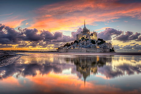 zamek, chmury, miasto, Francja, góra, wieczór, Normandia, Mont-Saint-Michel, wyspa fortecy, Archanioł Michał, Tapety HD HD wallpaper