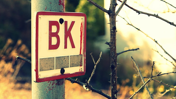 الأحمر والأبيض لافتات BK ، التوقيع ، الأشجار، خلفية HD