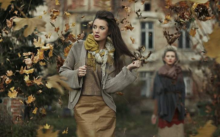 casaco de lã cinza feminino, mulher vestindo casaco de lã cinza e vestido marrom em pé perto de mulher vestindo casaco azul, mulheres, morena, outono, folhas, HD papel de parede