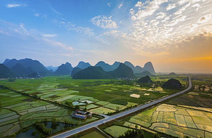 fågelperspektiv av risbruk och berg på avstånd, landskap, fotografi, natur, fält, berg, solnedgång, väg, moln, by, Guilin, Kina, risfält, HD tapet