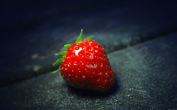 Jordgubbe på en mörk bakgrund, jordgubbefrukt, jordgubbe, frukt, mat, HD tapet
