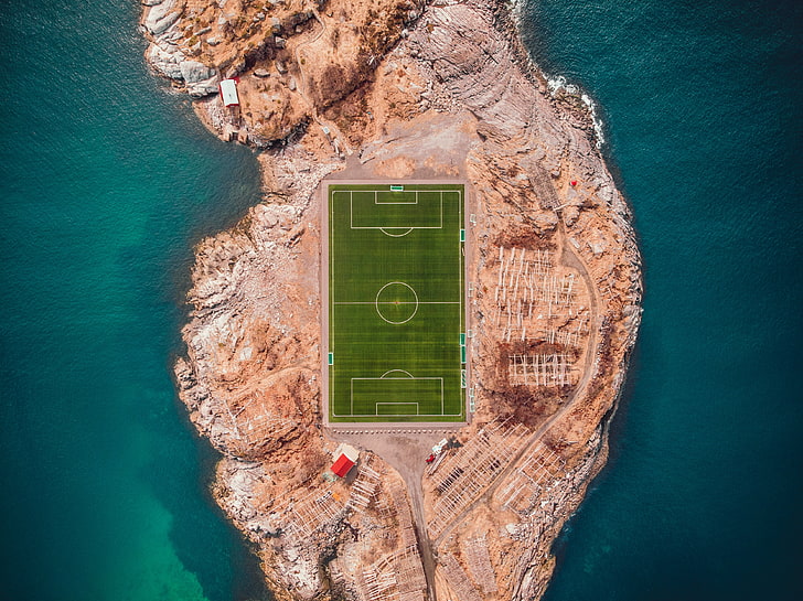 аэрофотосъемка футбольного поля, футбольное поле, остров, вид сверху, лофотенские острова, норвегия, HD обои