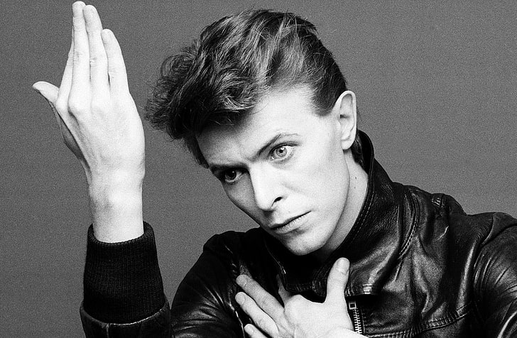 David Bowie, einfarbiger Musiker, der den Betrachter ansieht, HD-Hintergrundbild