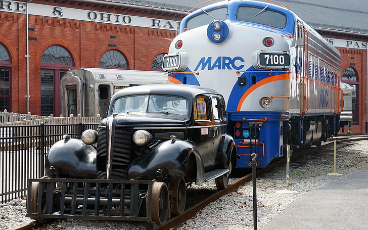 vintage svart bil, tåg, järnväg, fordon, gammal bil, oldtimers, klassisk bil, parkeringsplats, hjul, Ohio, USA, diesellok, byggnad, tegelstenar, HD tapet