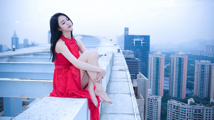 vestido sem mangas rosa feminino, asiático, mulheres, modelo, fotografia, cidade, vestido vermelho, com os pés descalços, HD papel de parede