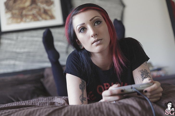 Suicide Girls, piercing, tattoo, Sinister (Suicide Girls), i sängen, färgglada, HD tapet