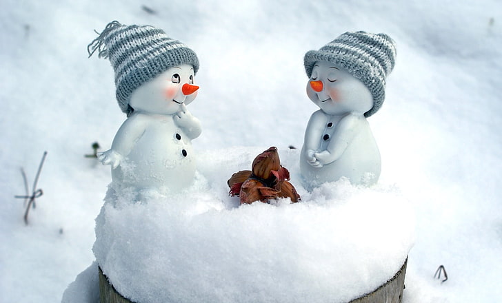два снеговика обои, снег, снеговики, шапки, орехи, цифры, HD обои