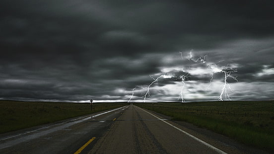 мълния илюстрация, природа, пейзаж, път, буря, мълния, небе, облаци, поле, дълго изложение, пътен знак, ограда, HD тапет HD wallpaper