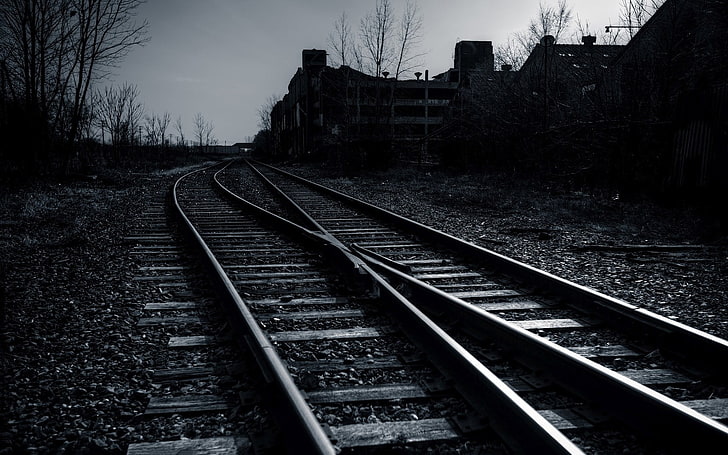 Graustufenfoto von Bahngleisen, Eisenbahn, dunkel, HD-Hintergrundbild
