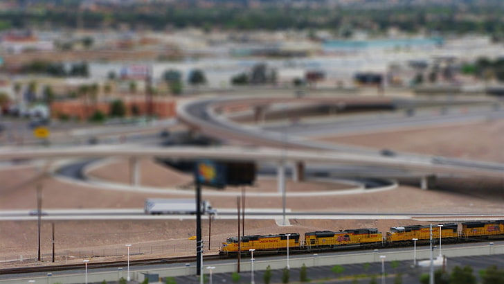 trains jaunes et noirs, sans titre, paysage, train, chemin de fer, locomotive diesel, tilt shift, ville, route, USA, pont, bâtiment, Fond d'écran HD