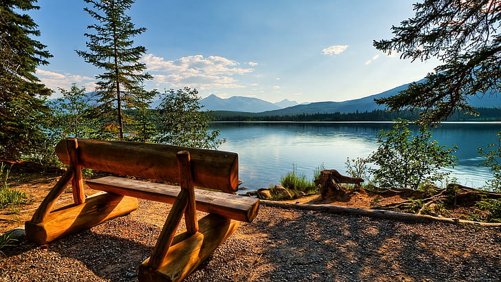 مقعد بجانب البحيرة ، مقعد خشبي بني ، منظر طبيعي ، مقعد ، بحيرة ، صيف ، سحابة ، ماء، خلفية HD