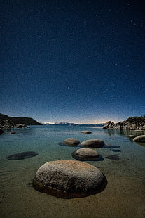 пейзажна фотография на камъни върху водно тяло през нощта, езеро Тахо, езеро Тахо, Лунно, Сцена, езеро Тахо, Коув, пейзажна фотография, камъни, водоем, нощно време, водно синьо, синя нощ, гранит, Сиера Невада, Сиера Невада, Калифорния, Тайна, астрофотография, Нощно време, звезда - Космос, природа, нощ, астрономия, небе, пейзаж, синьо, галактика, млечен път, планина, HD тапет HD wallpaper