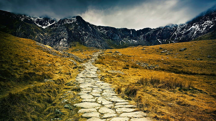 Kamienna ścieżka, beżowa ścieżka i zielone pole trawy, fotografia, 1920 x 1080, trawa, chmura, ścieżka, kamień, góra, pole, Tapety HD
