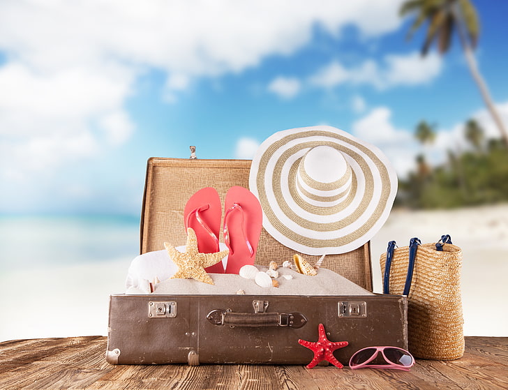chapeau de soleil rayé blanc et marron, sable, mer, plage, été, soleil, séjour, chapeau, lunettes, coquille, valise, vacances, soleil, ardoises, tropical, étoile de mer, voyage, accessoires, Fond d'écran HD