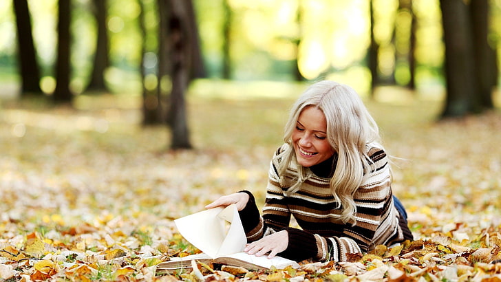 autunno, bionde, foglie, natura, parchi, lettura, sorridente, maglioni, alberi, donne, Sfondo HD