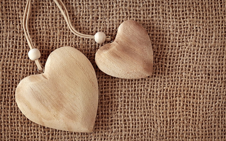 Hearts Wood Love, две кафяви дървени висулки от сърце, Любов,, сърце, дърво, HD тапет