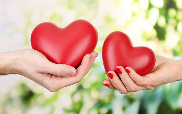 Casal mão segurando coração, duas decorações de corações vermelhos, amor, vermelho, coração, mão, casal, HD papel de parede