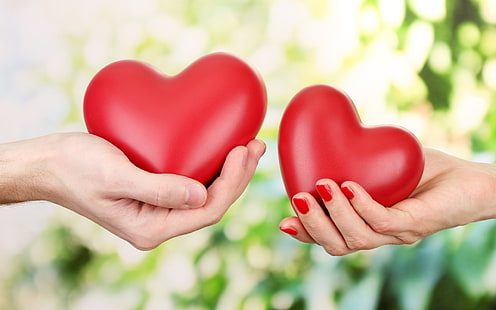 Parhandinnehavhjärta, två röda hjärtdekorer, kärlek,, rött, hjärta, hand, par, HD tapet HD wallpaper