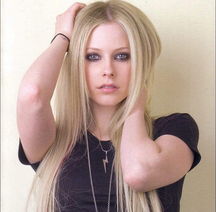Avril Lavigne, kvinnor, sångare, blond, långt hår, eyeliner, händer i hår, T-shirt, HD tapet