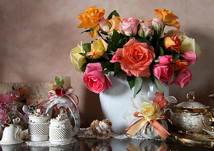 الورود الوردية ، البيضاء ، البرتقالية المركزية ، الورود ، الزهور ، الباقة ، المزهرية ، الخزف ، القوس، خلفية HD HD wallpaper