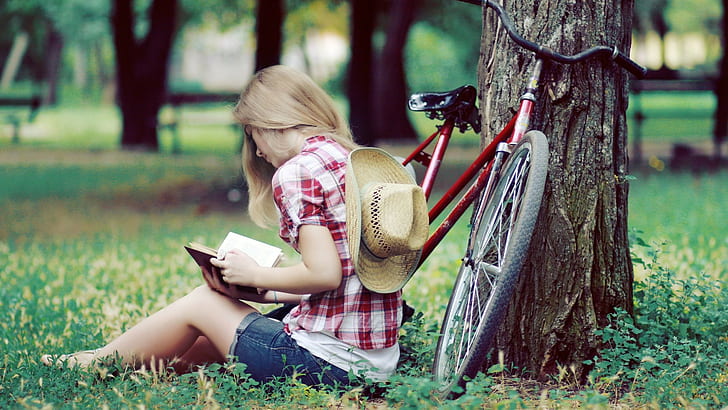 여성 모델 금발 여성 야외에 앉아 독서 진 반바지 셔츠 카우보이 모자 자전거 나무 공원 잔디, HD 배경 화면