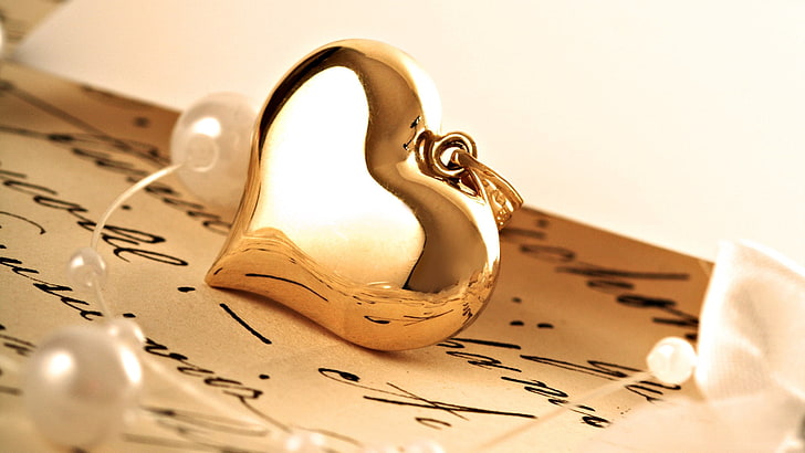 cuore ciondolo color oro, pendente, oro, cuore, lettera, macro, amore, regalo, Sfondo HD
