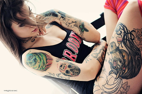 Gril com tatuagens, tatuagens de pele, menina, luz, mulher, olhar, tatuagem, camisa, fotógrafo, Giovanni Zacche, HD papel de parede HD wallpaper
