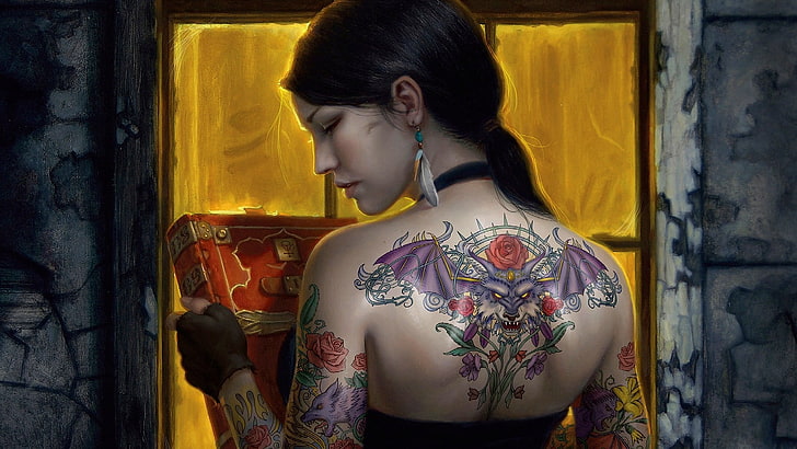 tatouage de dragon violet sur la peau, femme portant une robe et une peinture florale de tatouage, tatouage, livres, œuvres d'art, femmes, brune, queue de cheval, plumes, robe noire, gants, épaules nues, Mercy Thompson, anime, Fond d'écran HD