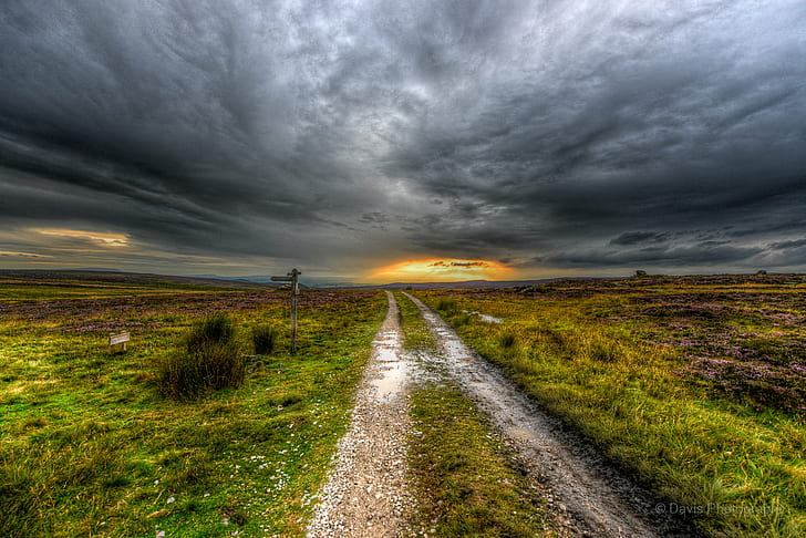 cielo nublado gris sobre el camino al lado de pastos verdes, en busca de puestas de sol, gris, nublado, cielo, camino, verde, pastos, Barden, Skipton, North Yorkshire, Puesta de sol, naturaleza, nube - Cielo, paisaje, paisaje de nubes, al aire libre, escena rural, hierba, pintorescos, Fondo de pantalla HD