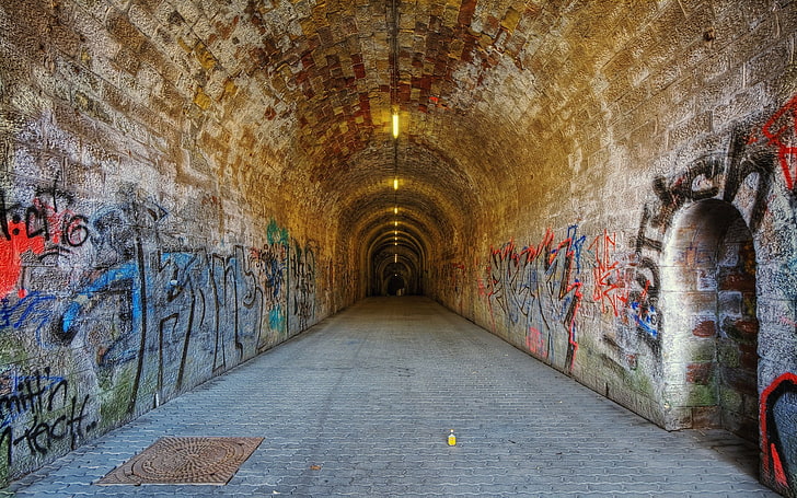 落書き、建築、トンネル、ドイツ、アーチ、落書き、舗装、ベージュの茶色と白のコンクリートトンネル、 HDデスクトップの壁紙