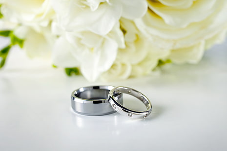 two silver-colored bands, rings, couple, wedding, silver, flowers, HD wallpaper HD wallpaper