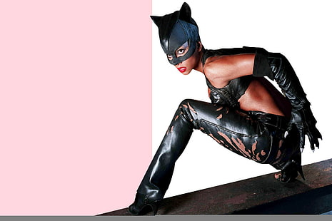 Halle Berry, Catwoman, kostium Catwoman, różowy, aktorka, czarny, biały, tło, kobieta, przepych, rękawiczki, góra, maska, batman, pozowanie, kochanie, kot, film, skóra, spodnie, Halle Berry, heban, Hollywood, kostium , szpilki, kobieta-kot, otwarte usta, napięcie, lateks, bicz, chce śpiewać, Tapety HD HD wallpaper