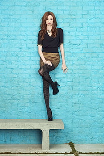 женская черная футболка с круглым вырезом, женская, модель, рыжая, длинные волосы, Карен Гиллан, актриса, чулки, мини-юбка, блузки, высокие каблуки, черные каблуки, стена, кирпичи, глядя на зрителя, черные топы, стоя, скамейка,портретный дисплей, HD обои HD wallpaper