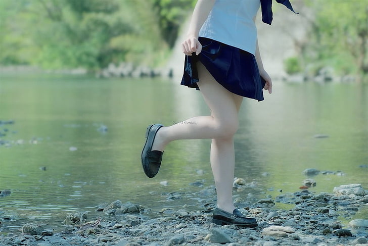 여자의 파란색 미니 스커트, 검은 머리, 선원 유니폼, 일본 여자, 강, HD 배경 화면