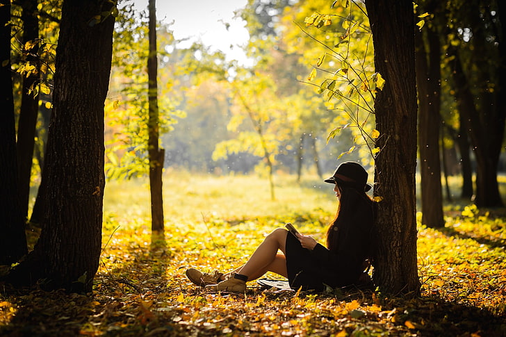 女性の黒い長袖のミニドレスと黒い帽子の衣装、女性、モデル、ブルネット、長い髪、屋外の女性、座っている、黒いドレス、帽子、読書、本、自然、木、森、秋、葉、カエデの葉、日光、内向的、 HDデスクトップの壁紙