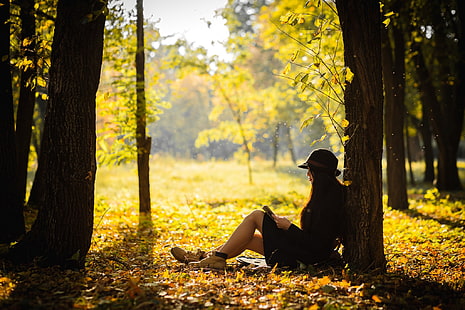 女性の黒い長袖のミニドレスと黒い帽子の衣装、女性、モデル、ブルネット、長い髪、屋外の女性、座っている、黒いドレス、帽子、読書、本、自然、木、森、秋、葉、カエデの葉、日光、内向的、 HDデスクトップの壁紙 HD wallpaper