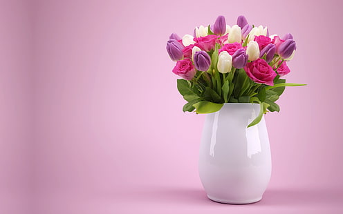 Lindas flores vaso fundo rosa, tulipas e rosas brancas, roxas e rosa e vaso de cerâmica branca, HD papel de parede HD wallpaper
