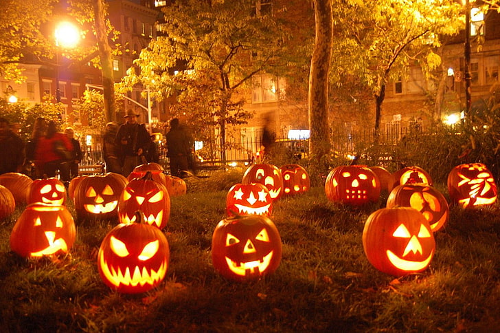 Джек-о-фонарь декор много, Хэллоуин, тыква, город, праздник, ночь, огни, HD обои