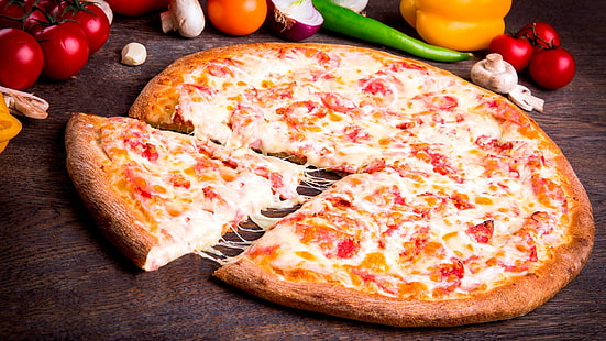 pizza, tabak, pizza peyniri, mutfağı, gıda, italyan gıda, dilim, soğan, domates, biberli, HD masaüstü duvar kağıdı HD wallpaper
