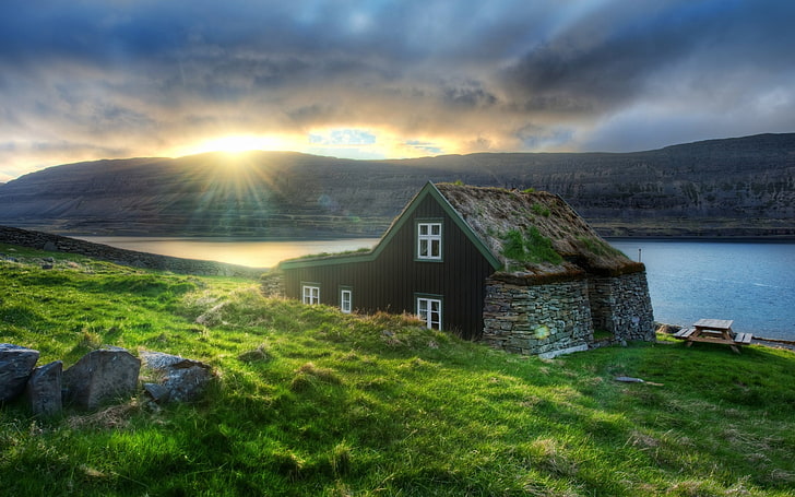 茶色と緑の木造住宅、アイスランド、家、石、衰退、湖、山、エレミテ、 HDデスクトップの壁紙