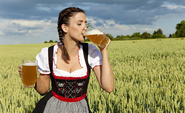 독일 여자 마시는 맥주 HD 배경 화면, 두 개의 명확한 맥주 머그잔, 여자, 맥주, 여자, 독일어, 음주, HD 배경 화면