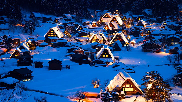 تصوير بزاوية عالية للمنازل المضاءة مسبقًا ، والثلج ، والشتاء ، والقرية ، والليل ، والأضواء، خلفية HD