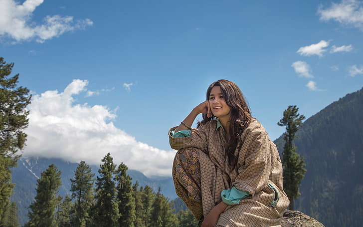 Alia Bhatt In Highway Movie、女性用の茶色の四分袖ドレス、映画、ボリウッド映画、ボリウッド、2013、 HDデスクトップの壁紙