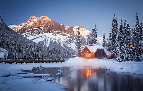кафява дървена къща, зима, сняг, дървета, планини, езеро, Канада, къща, Британска Колумбия, Национален парк Йохо, Канадски Скалисти планини, Изумрудено езеро, HD тапет HD wallpaper