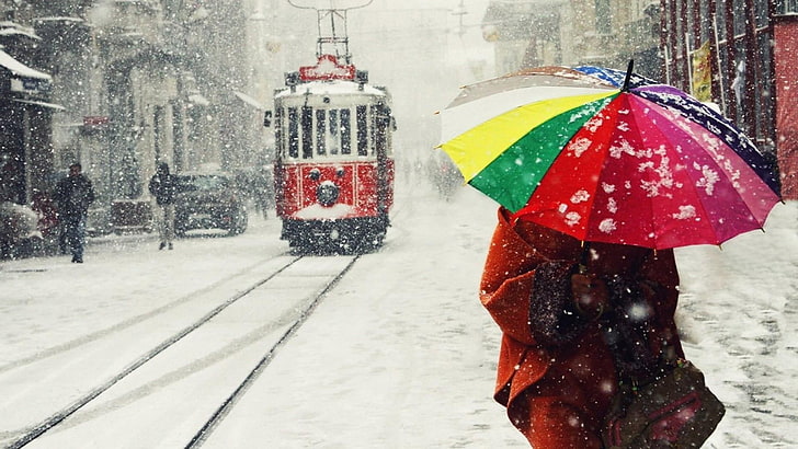 ombrello, nevica, neve, inverno, congelamento, tram, elettrico, nevicate, nevoso, strada, tram, piazza Taksim, Istanbul, Turchia, viale Istiklal, Sfondo HD