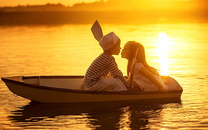 Children Friends Kiss In Boat, boy and girl kissing, Baby, Love, boat, sunset, friends, kiss, HD wallpaper