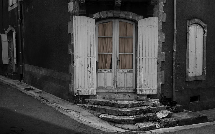 białe drewniane drzwi panelowe, drzwi, ulica, miasto, Tapety HD